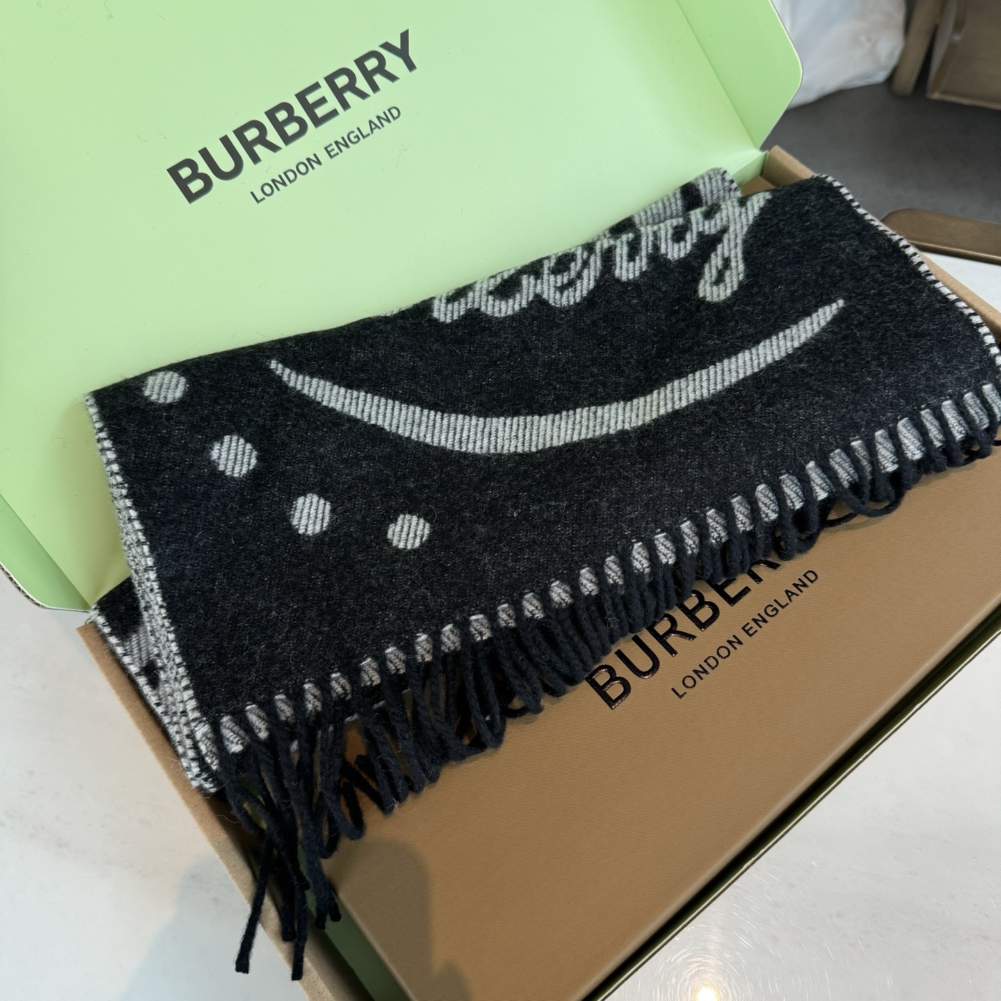 流苏黑白;低调的奢侈感❗️极品柔美精英高手级别的时髦感围巾❗️这款Burberry羊绒围巾,越看越爱,越