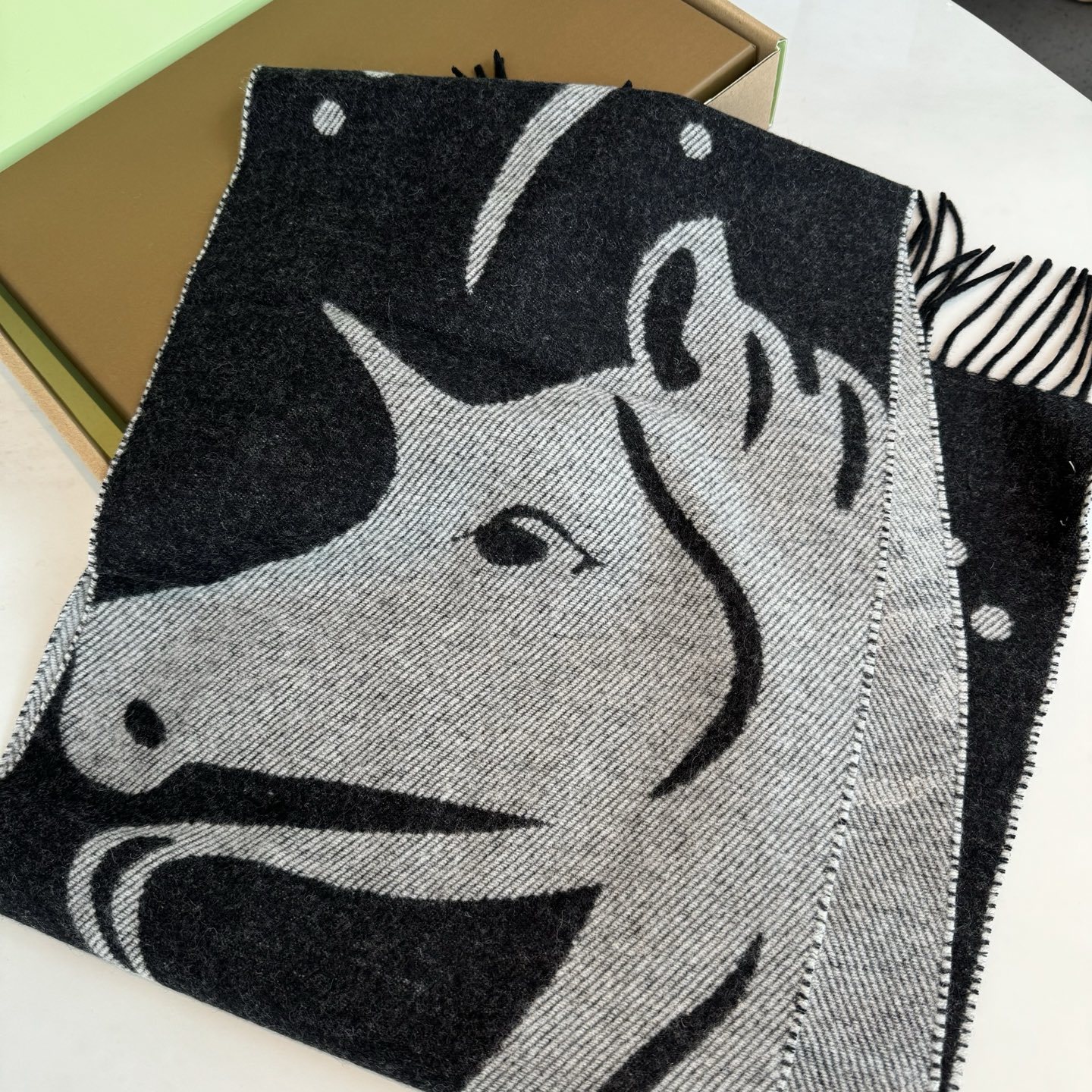 流苏黑白;低调的奢侈感❗️极品柔美精英高手级别的时髦感围巾❗️这款Burberry羊绒围巾,越看越爱,越