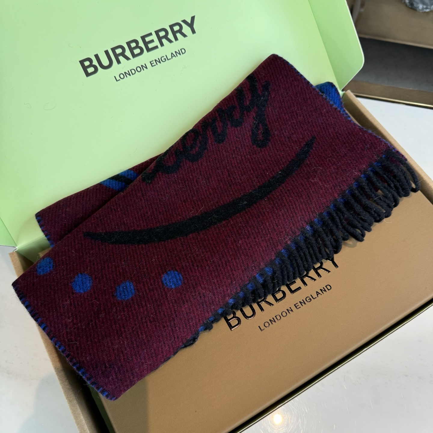 流苏黑白；低调的奢侈感❗️极品柔美精英高手级别的时髦感围巾❗️这款Burberry羊绒围巾，越看越爱，越