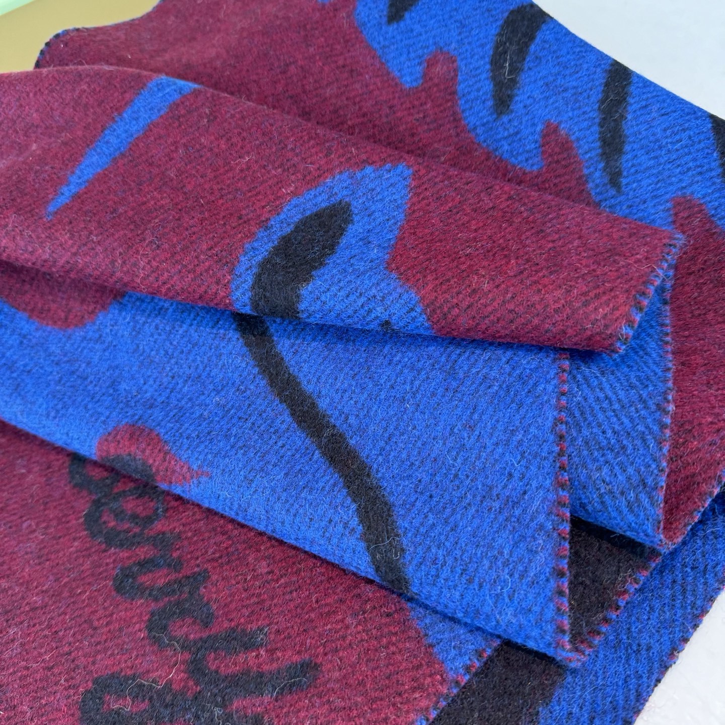 流苏黑白;低调的奢侈感❗️极品柔美精英高手级别的时髦感围巾❗️这款Burberry羊绒围巾,越看越爱,越