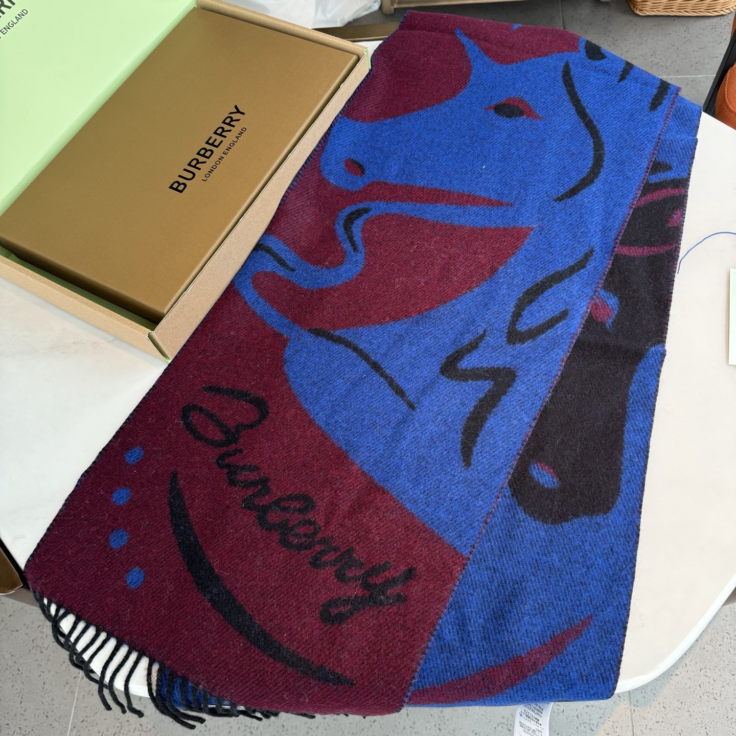 流苏黑白;低调的奢侈感❗️极品柔美精英高手级别的时髦感围巾❗️这款Burberry羊绒围巾,越看越爱,越