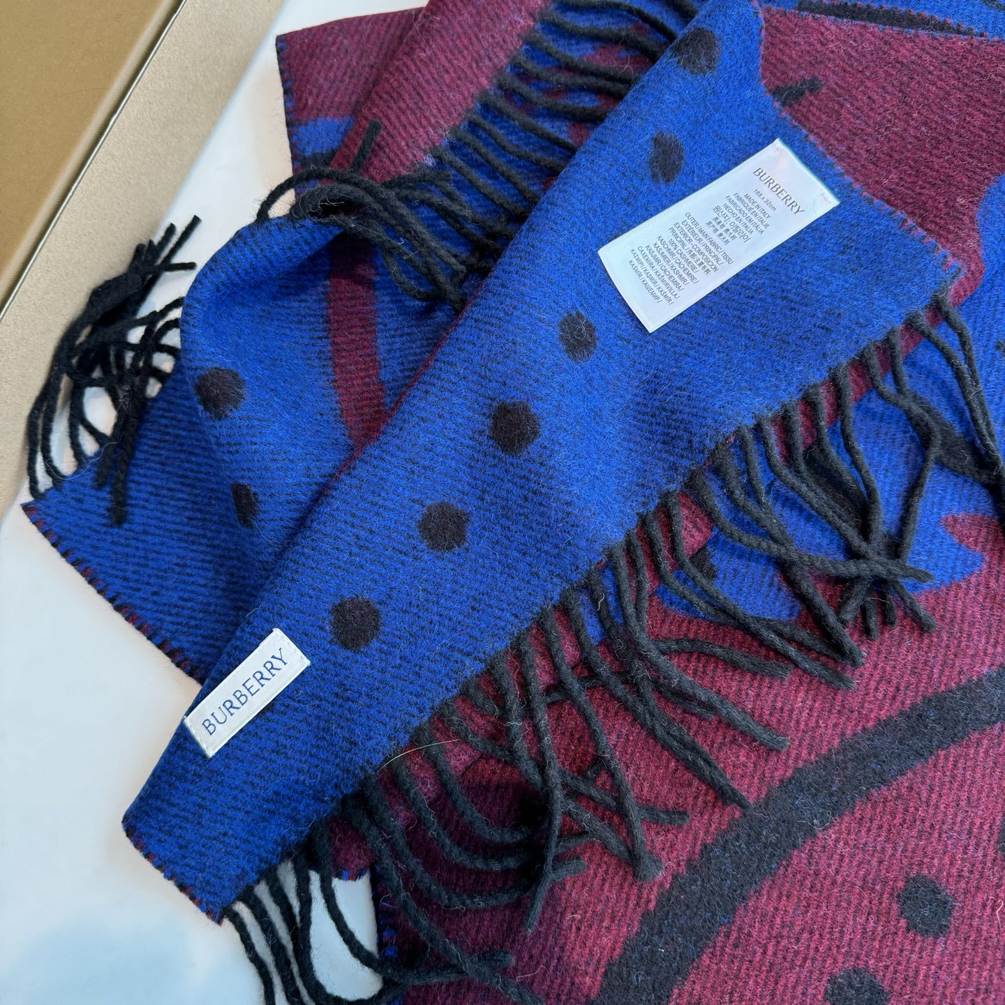 流苏黑白;低调的奢侈感❗️极品柔美精英高手级别的时髦感围巾❗️这款Burberry羊绒围巾,越看越爱,越