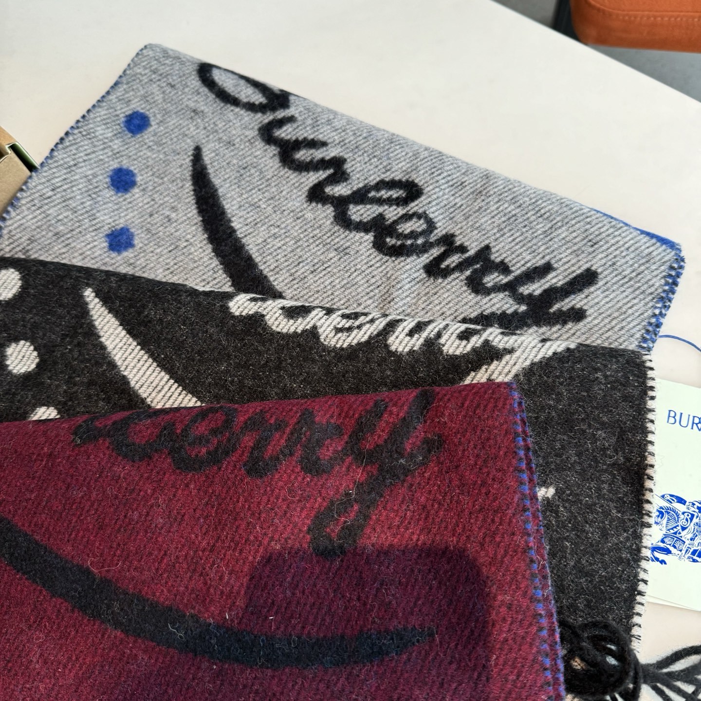 流苏黑白;低调的奢侈感❗️极品柔美精英高手级别的时髦感围巾❗️这款Burberry羊绒围巾,越看越爱,越