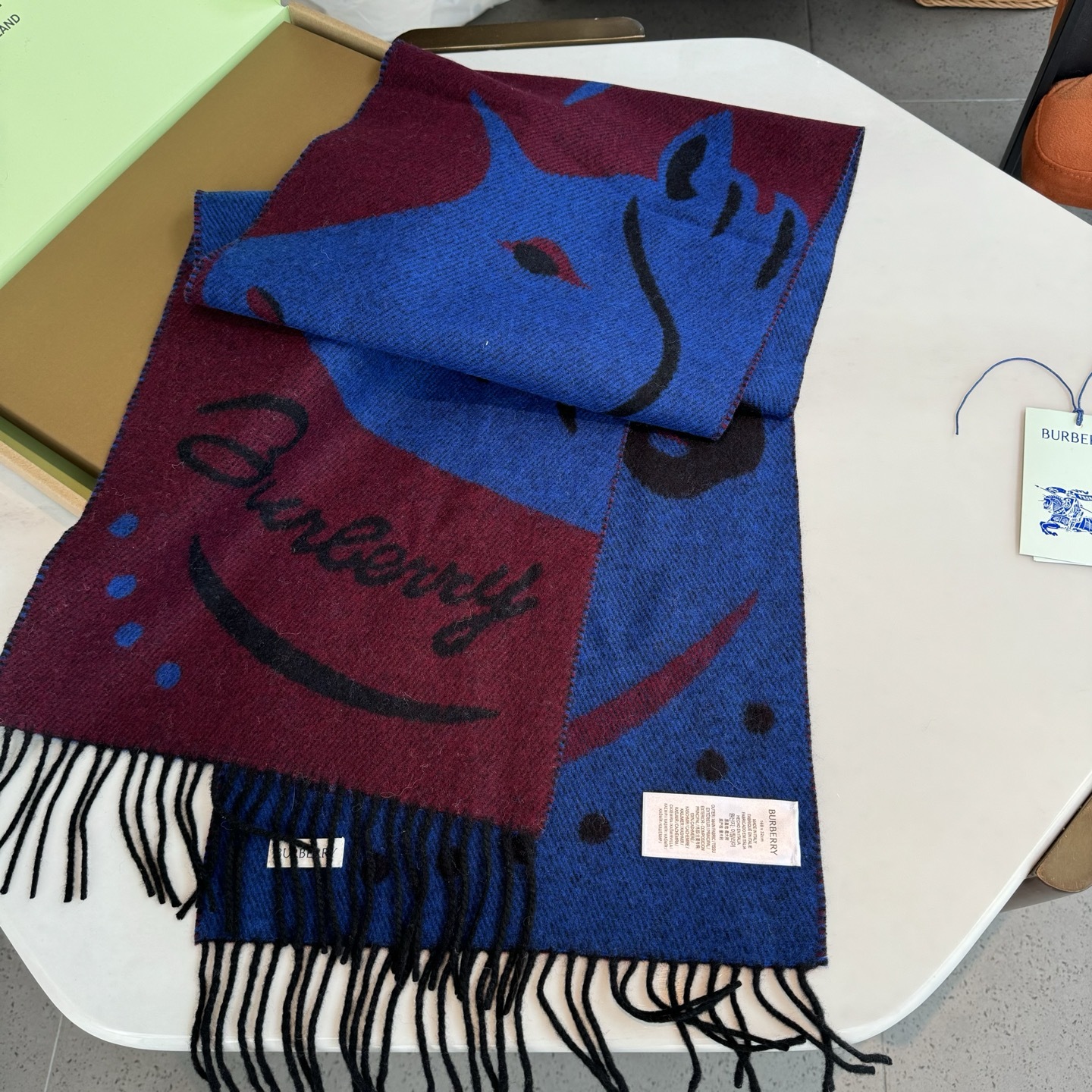 流苏黑白;低调的奢侈感❗️极品柔美精英高手级别的时髦感围巾❗️这款Burberry羊绒围巾,越看越爱,越