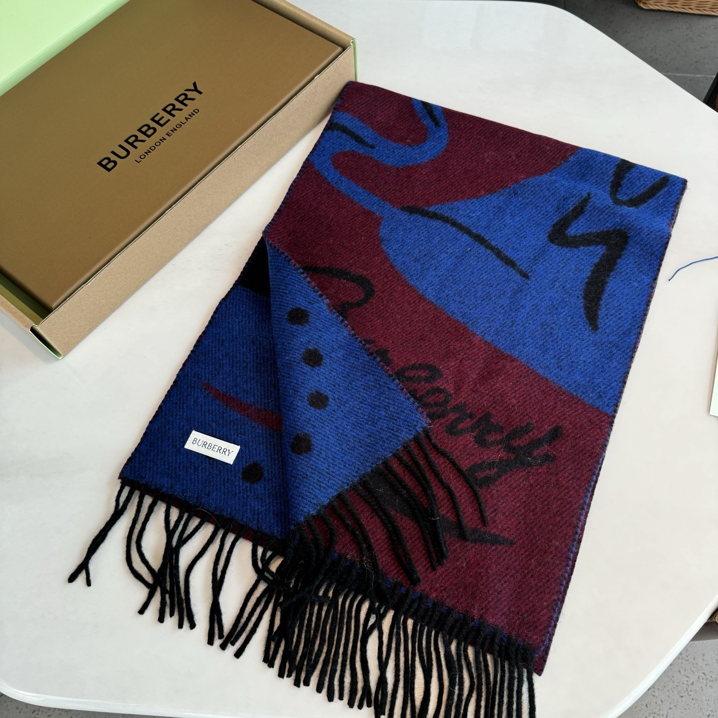 流苏黑白;低调的奢侈感❗️极品柔美精英高手级别的时髦感围巾❗️这款Burberry羊绒围巾,越看越爱,越