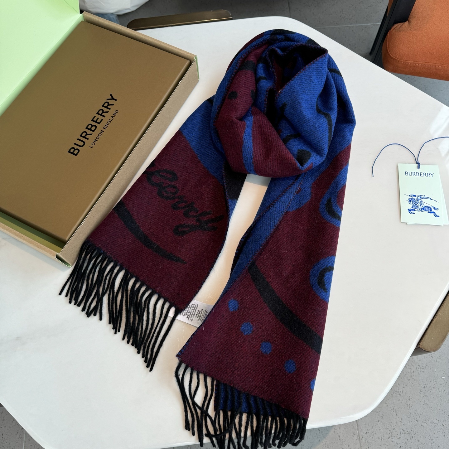 流苏黑白;低调的奢侈感❗️极品柔美精英高手级别的时髦感围巾❗️这款Burberry羊绒围巾,越看越爱,越