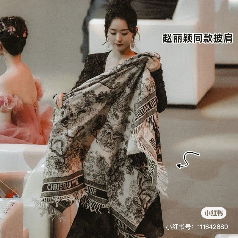 赵丽颖同款披肩 Dior 丛林 对比下市面上的版本，真的看图就知道不对版~国内最好版本第一批出货❗️~开