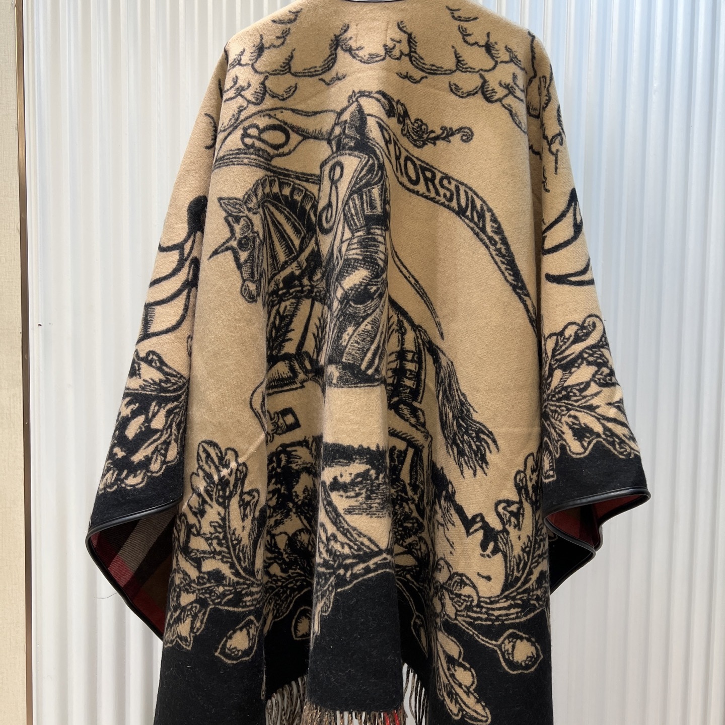 高版本burberry最新款骑士战马双面提花披肩斗篷‼️经典中的经典.❗️❗️介绍这款AB面效果很难织造