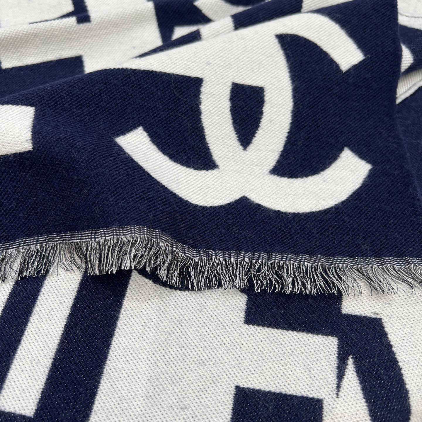 小香专柜最新款💨火爆来袭💥🎊顶级双层色织工艺。此工艺只有纯正代工厂才有的工艺‼️专柜原版紫外线加热感应双