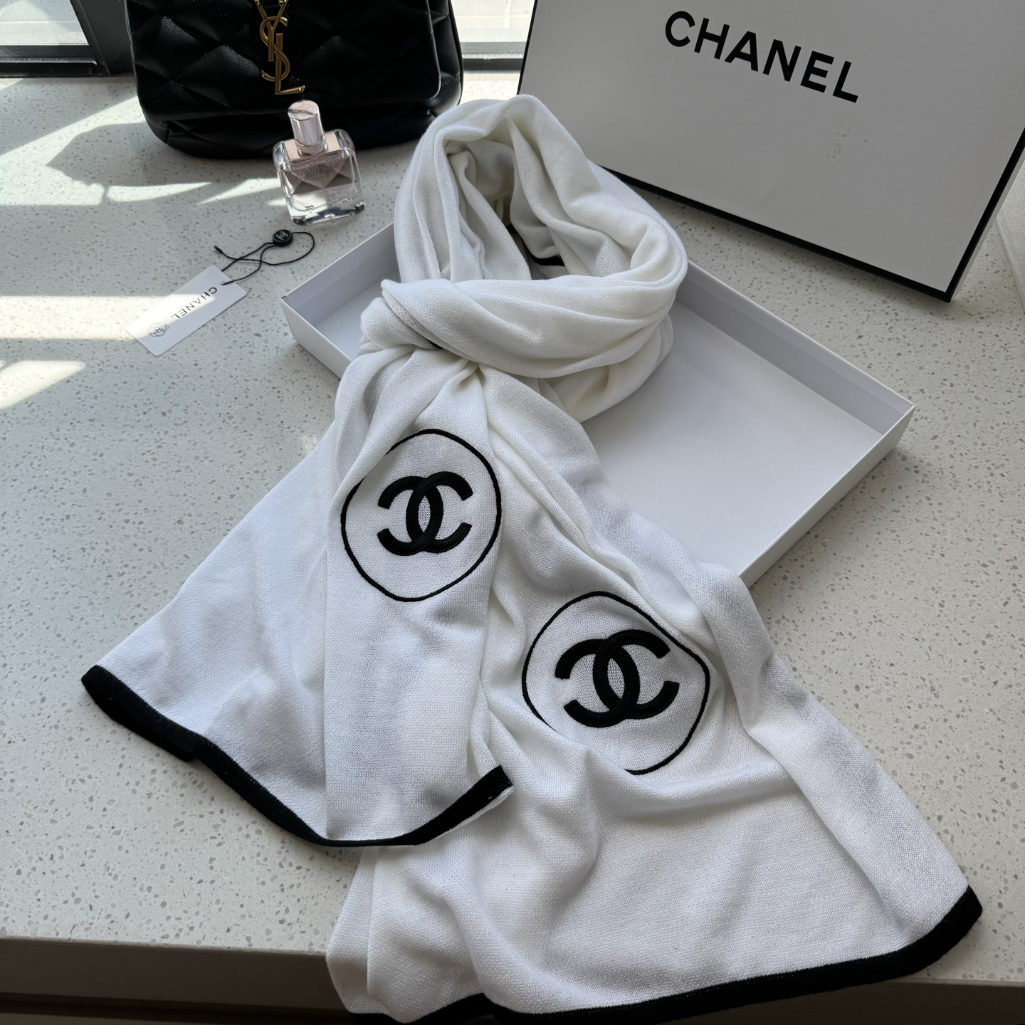 普通款到货 ❤️不要问我为什么贵 👇看品质‼️‼️‼️Chanel 小香薄款丝绒长巾（吴昕 、古力娜扎同