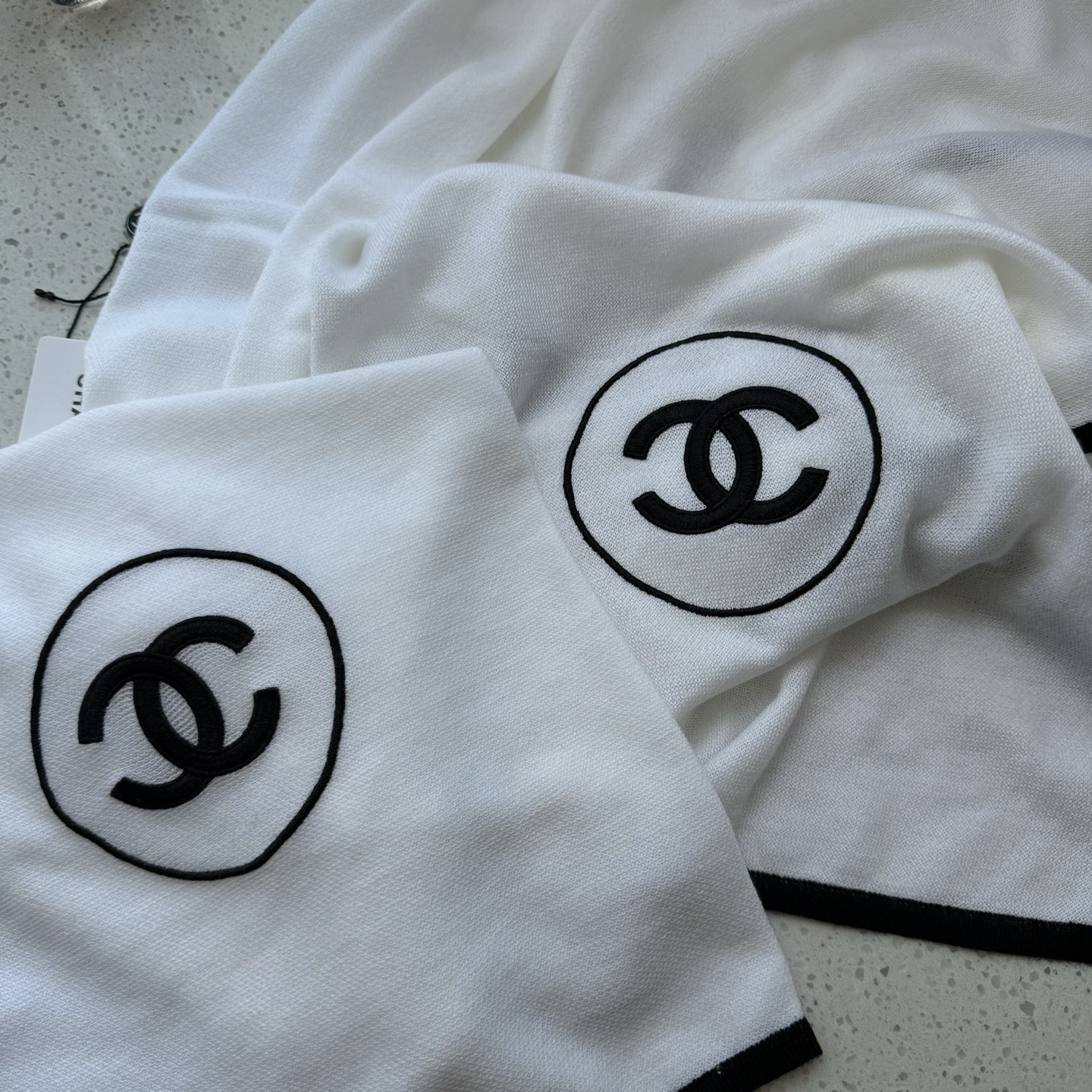 普通款到货 ❤️不要问我为什么贵 👇看品质‼️‼️‼️Chanel 小香薄款丝绒长巾（吴昕 、古力娜扎同