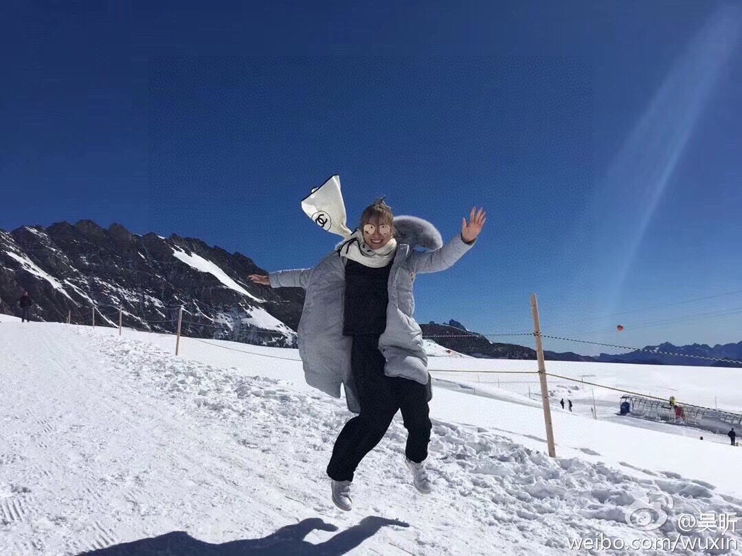 普通款到货 ❤️不要问我为什么贵 👇看品质‼️‼️‼️Chanel 小香薄款丝绒长巾（吴昕 、古力娜扎同