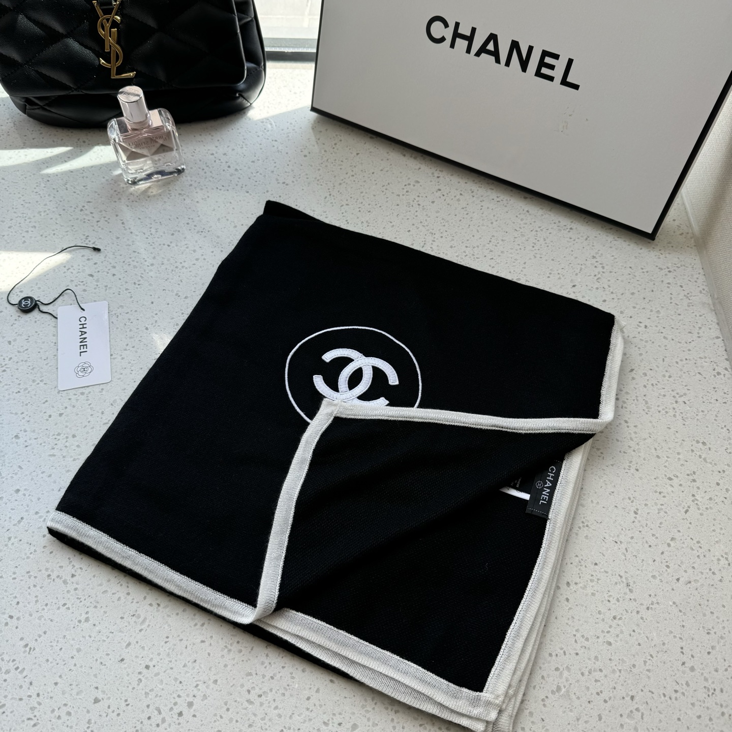 普通款到货 ❤️不要问我为什么贵 👇看品质‼️‼️‼️Chanel 小香薄款丝绒长巾（吴昕 、古力娜扎同