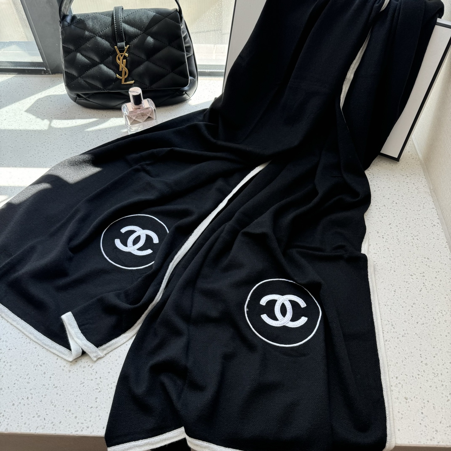 普通款到货 ❤️不要问我为什么贵 👇看品质‼️‼️‼️Chanel 小香薄款丝绒长巾（吴昕 、古力娜扎同