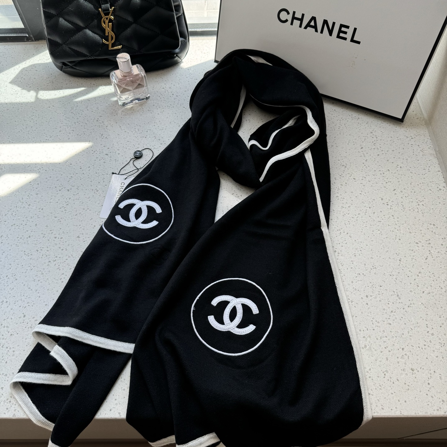 普通款到货 ❤️不要问我为什么贵 👇看品质‼️‼️‼️Chanel 小香薄款丝绒长巾（吴昕 、古力娜扎同
