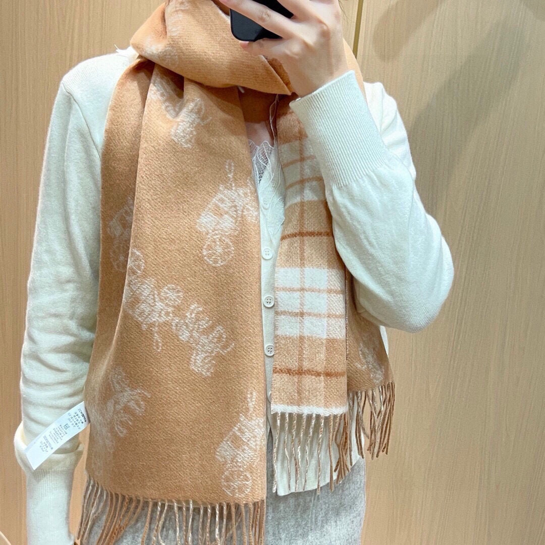 COACH经典 蔻驰围巾也太好看了吧！不仅有颜值还有品质，97%羊毛+3%羊绒，手感超级软糯和舒服，尺寸