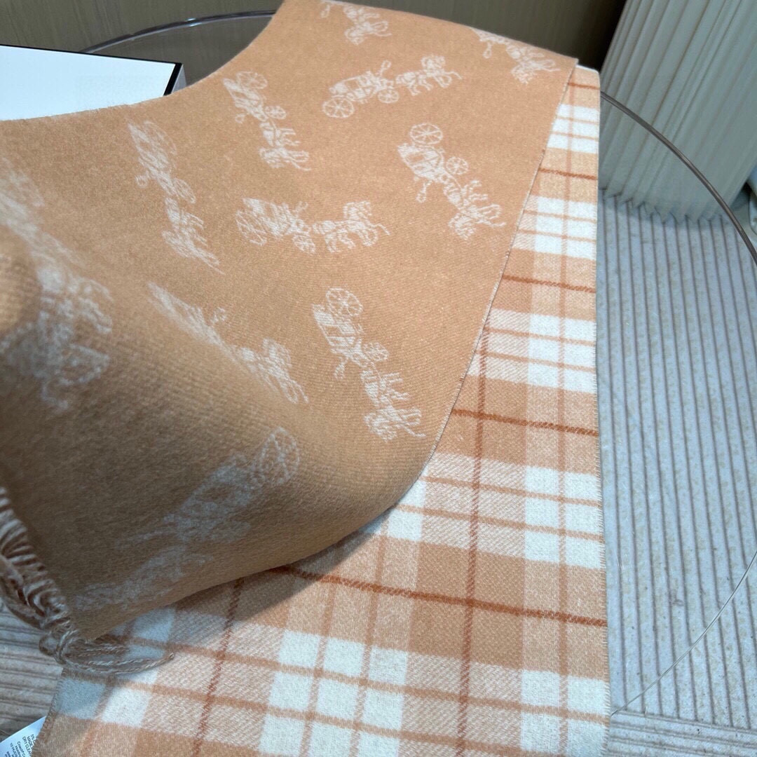 COACH经典 蔻驰围巾也太好看了吧！不仅有颜值还有品质，97%羊毛+3%羊绒，手感超级软糯和舒服，尺寸