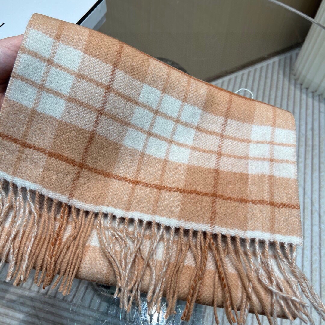 COACH经典 蔻驰围巾也太好看了吧！不仅有颜值还有品质，97%羊毛+3%羊绒，手感超级软糯和舒服，尺寸