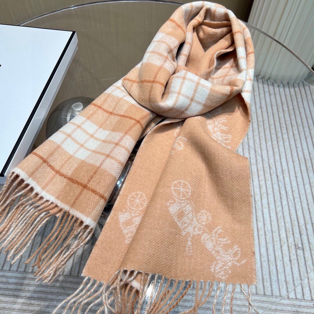 COACH经典 蔻驰围巾也太好看了吧！不仅有颜值还有品质，97%羊毛+3%羊绒，手感超级软糯和舒服，尺寸