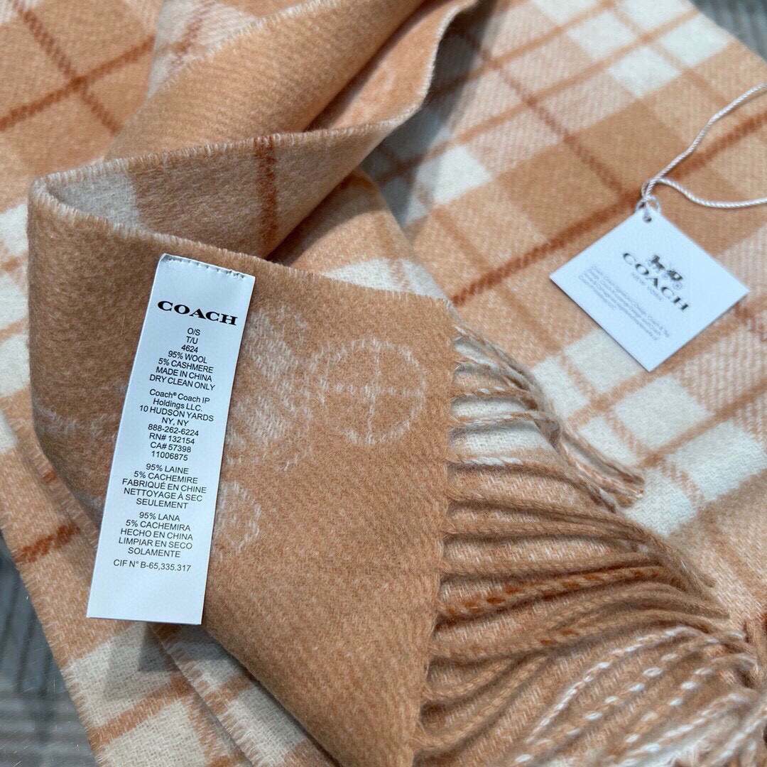 COACH经典 蔻驰围巾也太好看了吧！不仅有颜值还有品质，97%羊毛+3%羊绒，手感超级软糯和舒服，尺寸