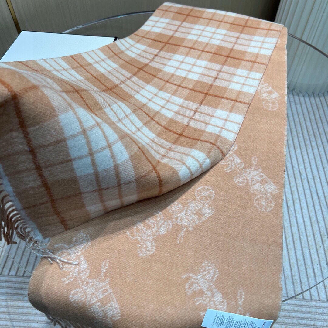 COACH经典 蔻驰围巾也太好看了吧！不仅有颜值还有品质，97%羊毛+3%羊绒，手感超级软糯和舒服，尺寸