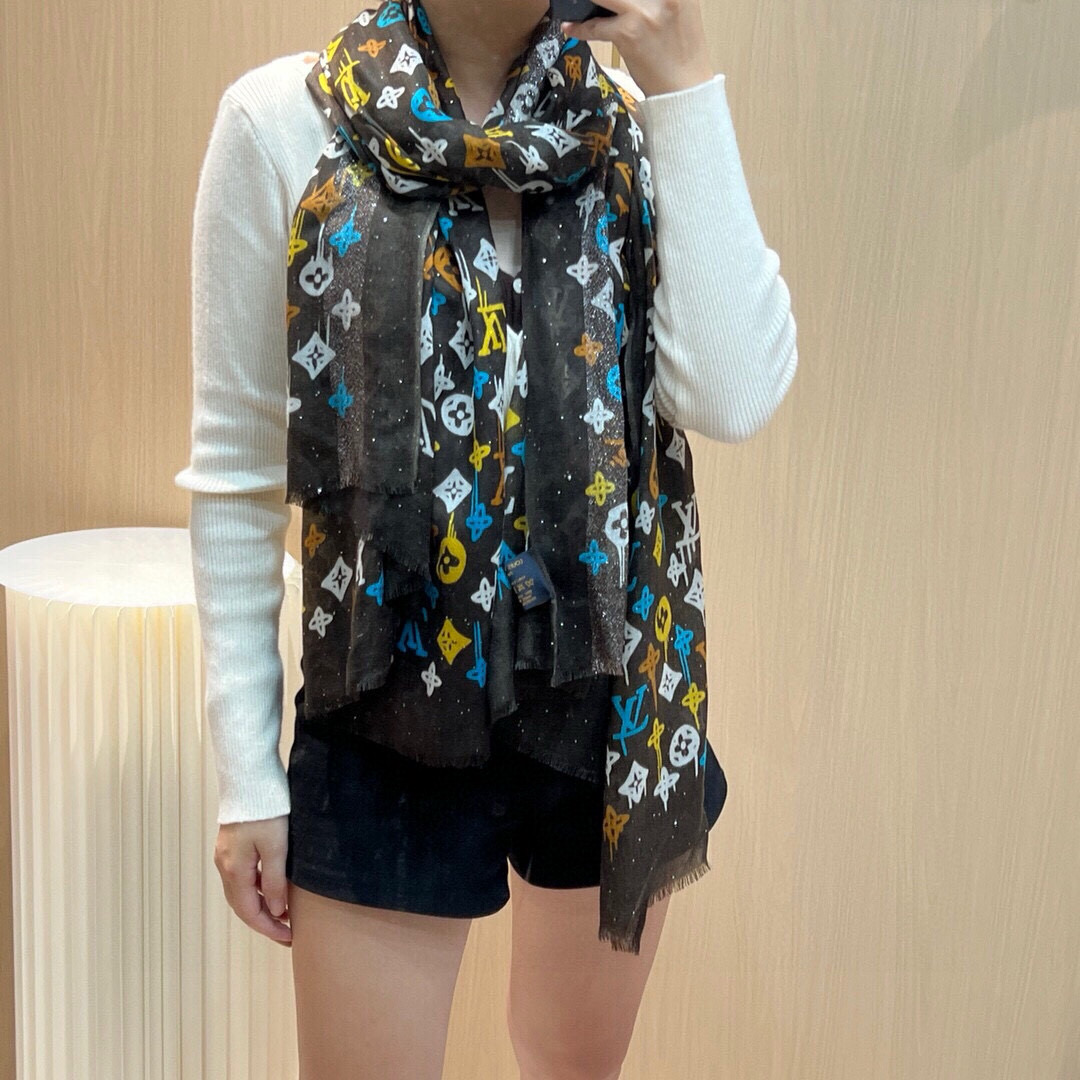LV上新🌟 会发光发亮的围巾 💄💋新款客供亮片💖羊绒面料长巾 😘美翻了御用殿堂级极‼️新款专柜在售 纯羊
