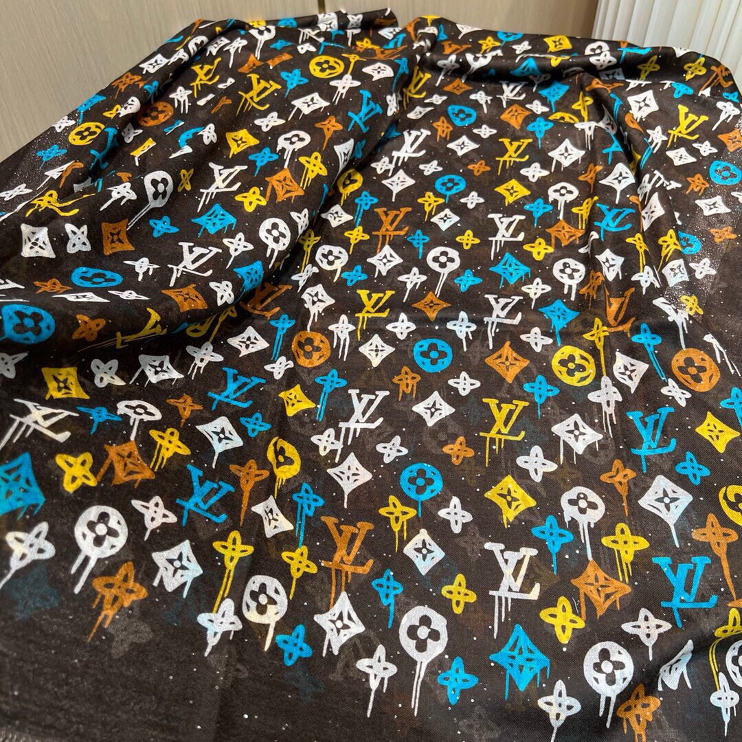 LV上新🌟 会发光发亮的围巾 💄💋新款客供亮片💖羊绒面料长巾 😘美翻了御用殿堂级极‼️新款专柜在售 纯羊