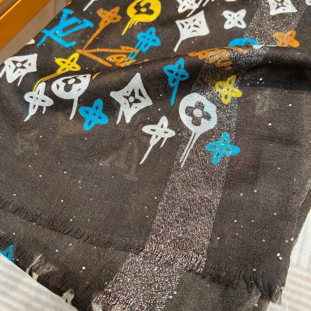 LV上新🌟 会发光发亮的围巾 💄💋新款客供亮片💖羊绒面料长巾 😘美翻了御用殿堂级极‼️新款专柜在售 纯羊