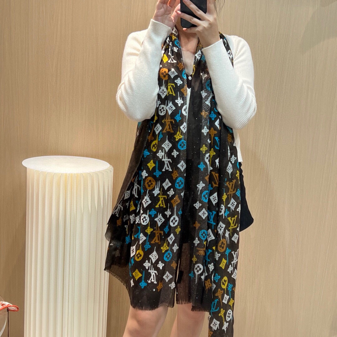 LV上新🌟 会发光发亮的围巾 💄💋新款客供亮片💖羊绒面料长巾 😘美翻了御用殿堂级极‼️新款专柜在售 纯羊