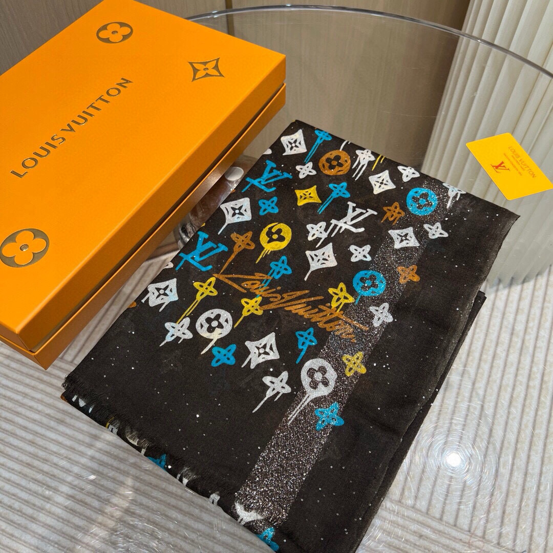 LV上新🌟 会发光发亮的围巾 💄💋新款客供亮片💖羊绒面料长巾 😘美翻了御用殿堂级极‼️新款专柜在售 纯羊