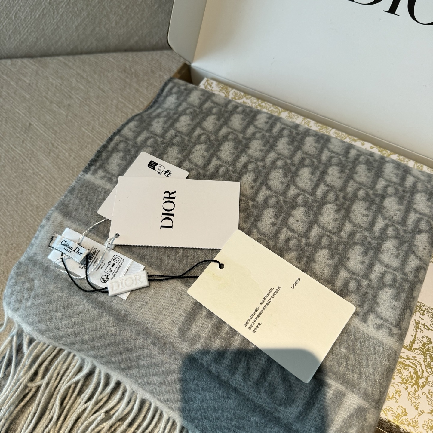 Dior双面流苏倾斜字母 45*200cm 这款 Oblique 印花围巾重新诠释 Dior 经典标识，