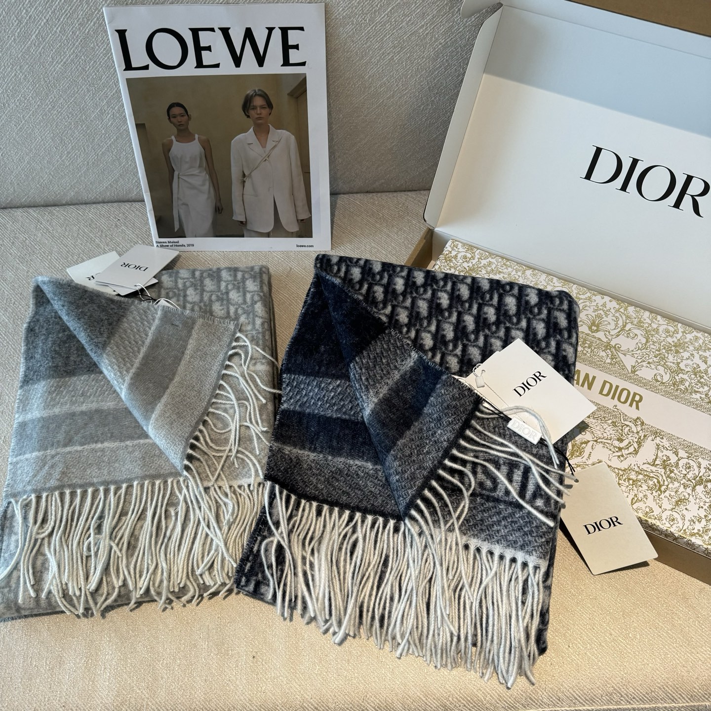 Dior双面流苏倾斜字母 45*200cm 这款 Oblique 印花围巾重新诠释 Dior 经典标识，