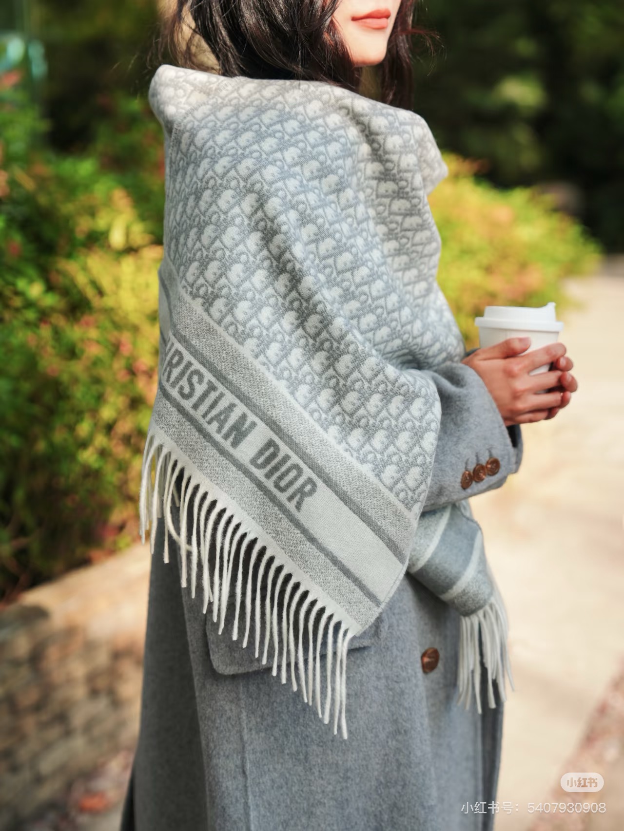 Dior双面流苏倾斜字母 45*200cm 这款 Oblique 印花围巾重新诠释 Dior 经典标识，