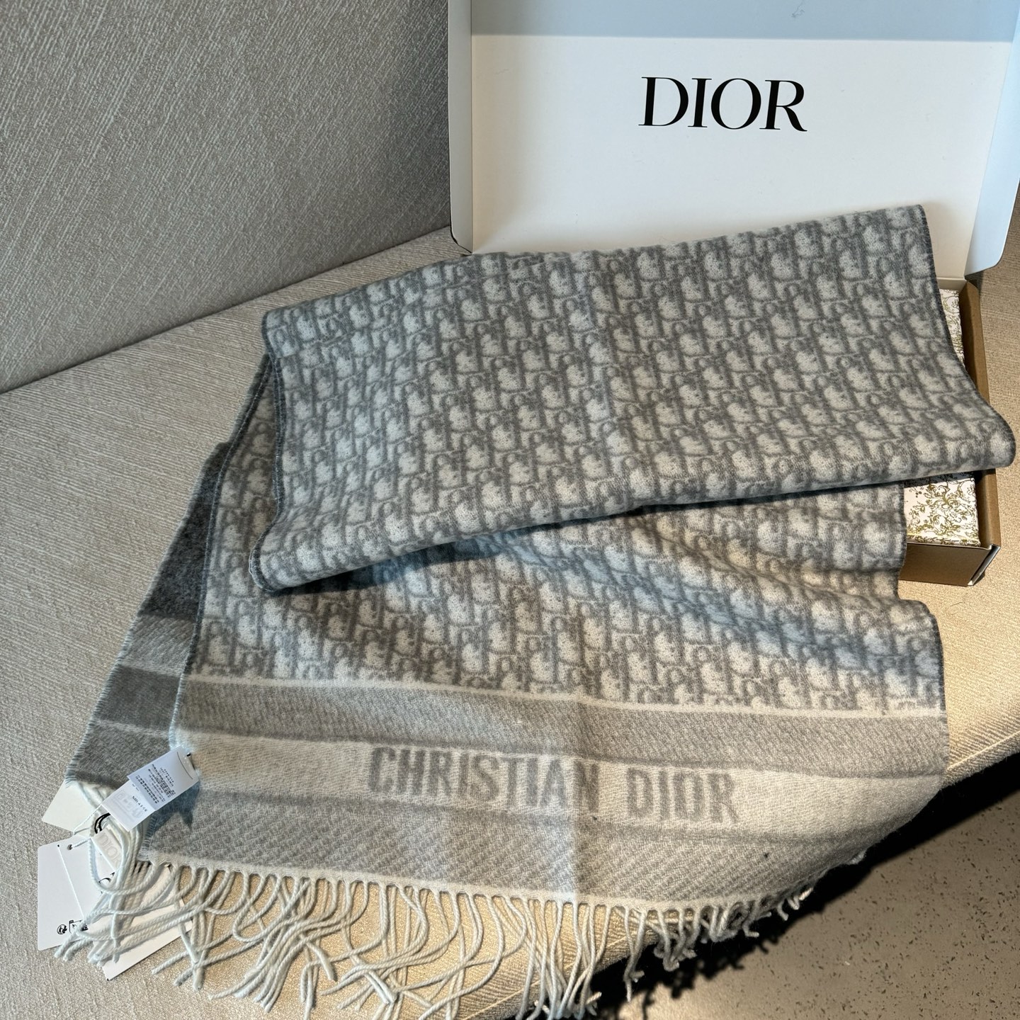 Dior双面流苏倾斜字母 45*200cm 这款 Oblique 印花围巾重新诠释 Dior 经典标识，
