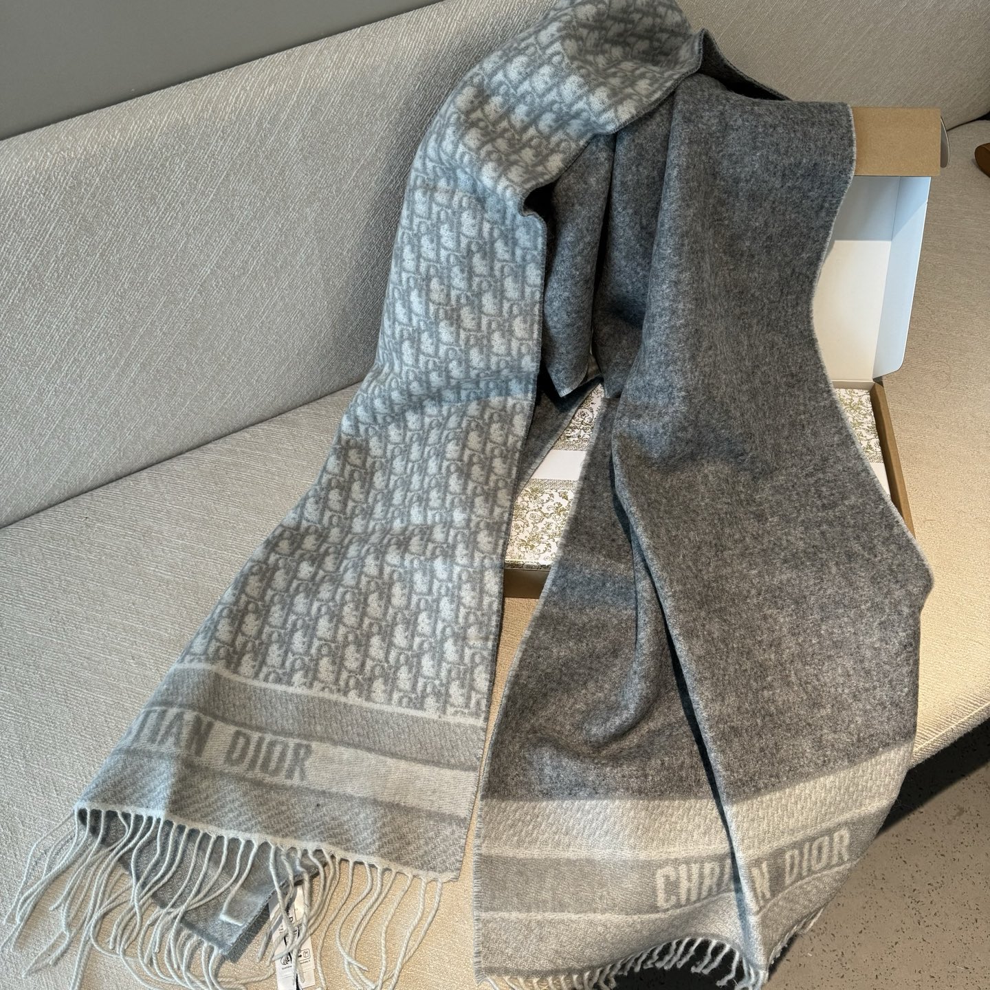 Dior双面流苏倾斜字母 45*200cm 这款 Oblique 印花围巾重新诠释 Dior 经典标识，