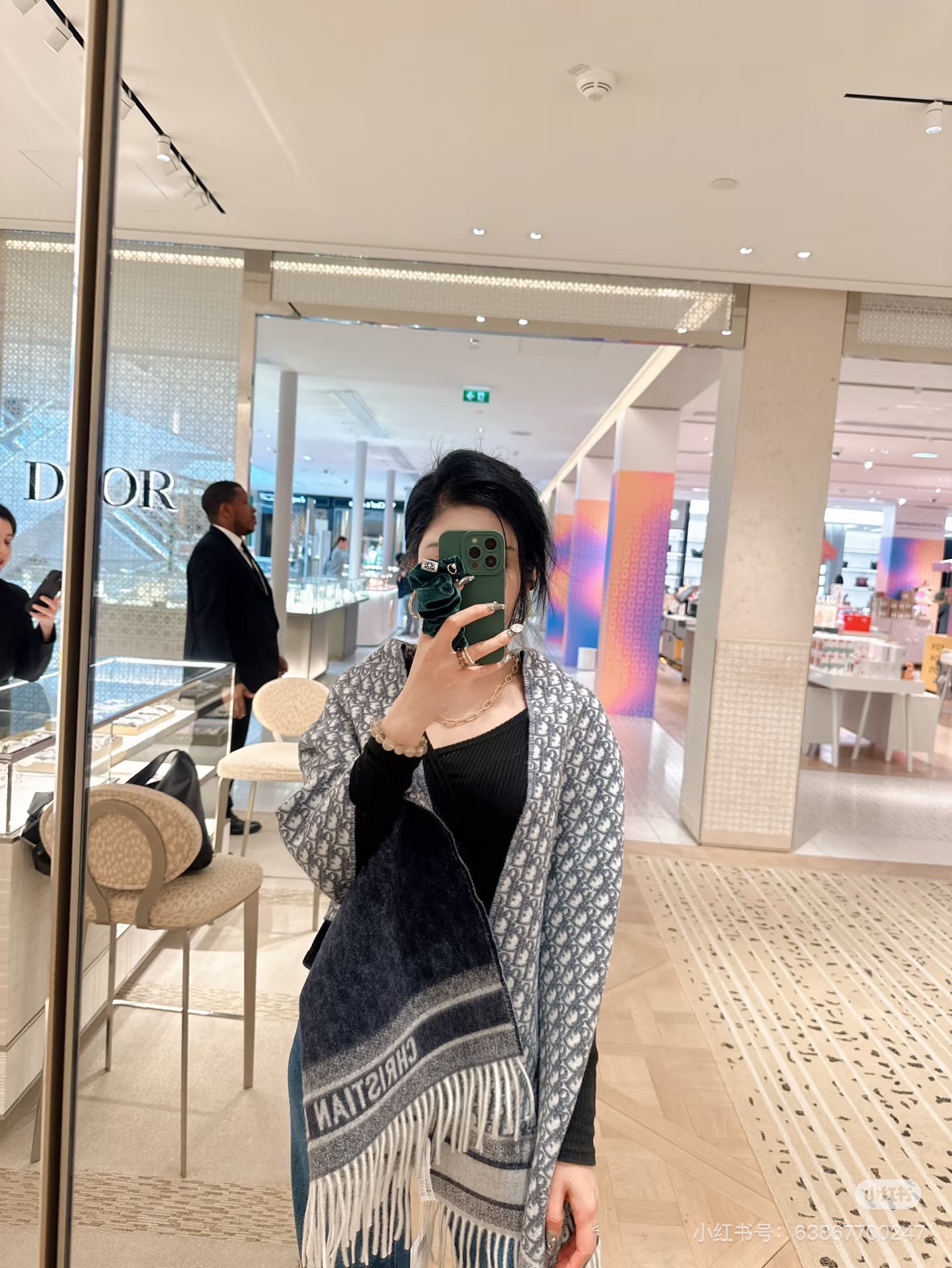 Dior双面流苏倾斜字母 45*200cm 这款 Oblique 印花围巾重新诠释 Dior 经典标识，