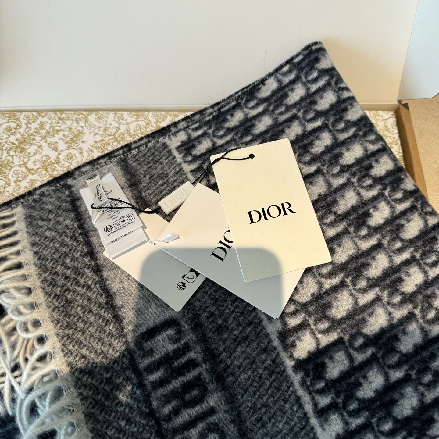Dior双面流苏倾斜字母 45*200cm 这款 Oblique 印花围巾重新诠释 Dior 经典标识，