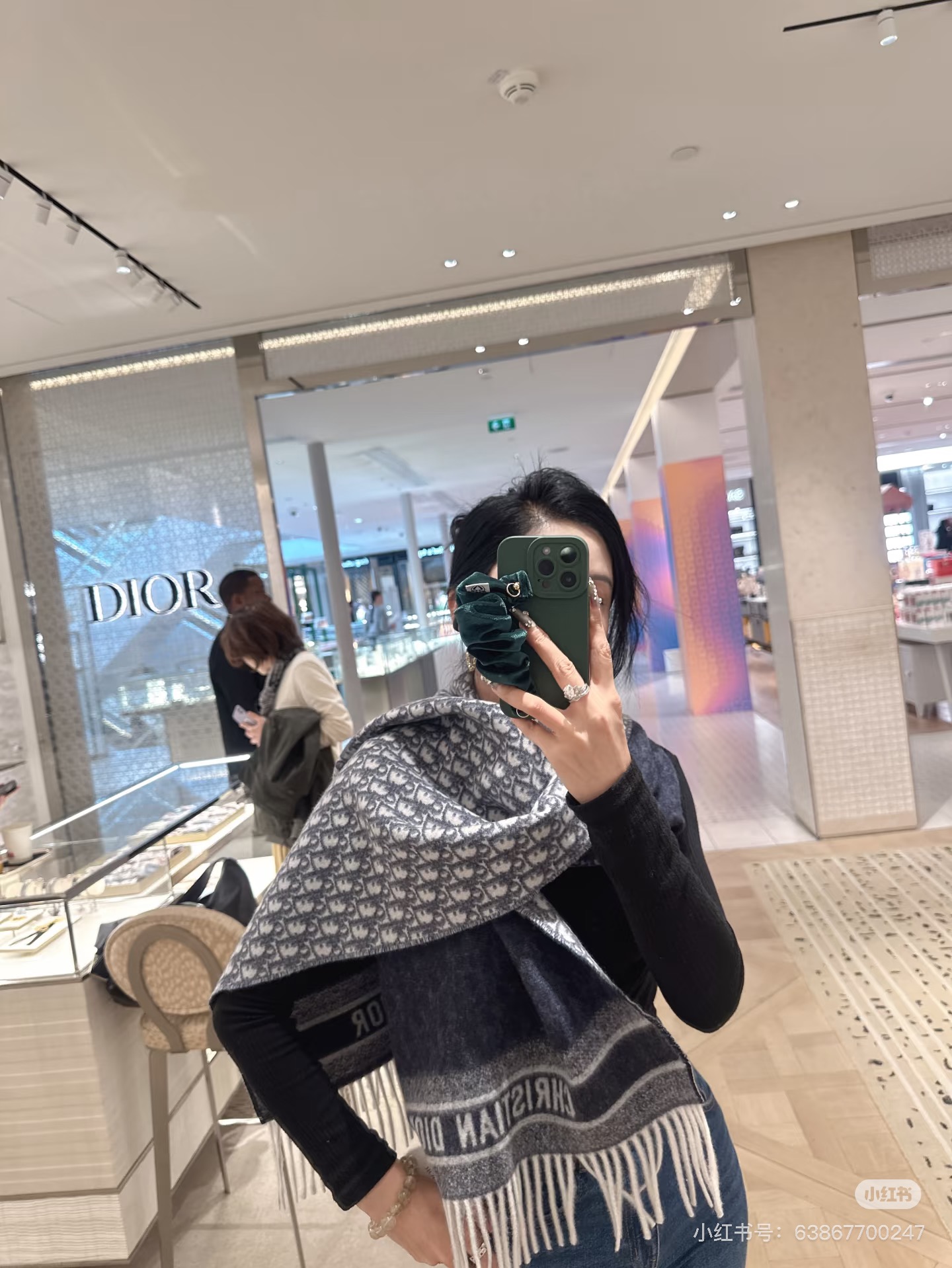 Dior双面流苏倾斜字母 45*200cm 这款 Oblique 印花围巾重新诠释 Dior 经典标识，