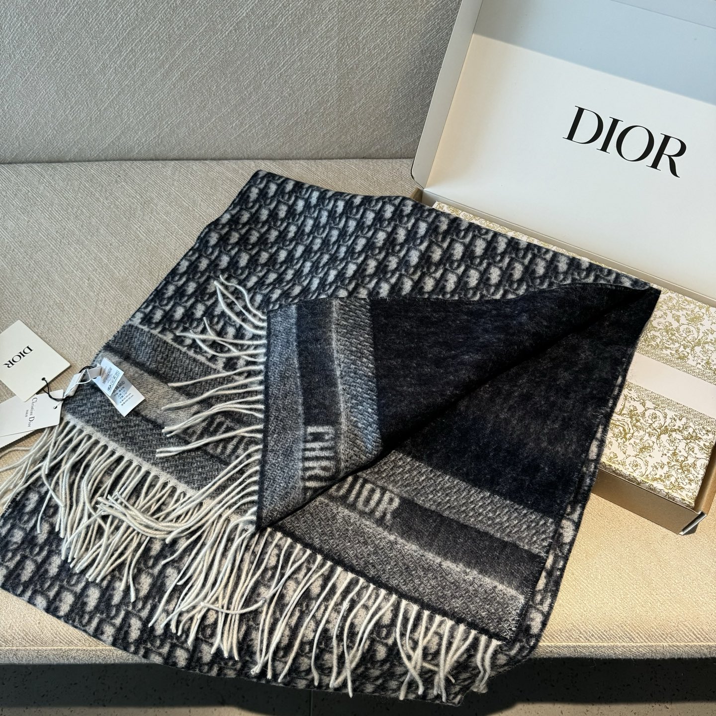 Dior双面流苏倾斜字母 45*200cm 这款 Oblique 印花围巾重新诠释 Dior 经典标识，