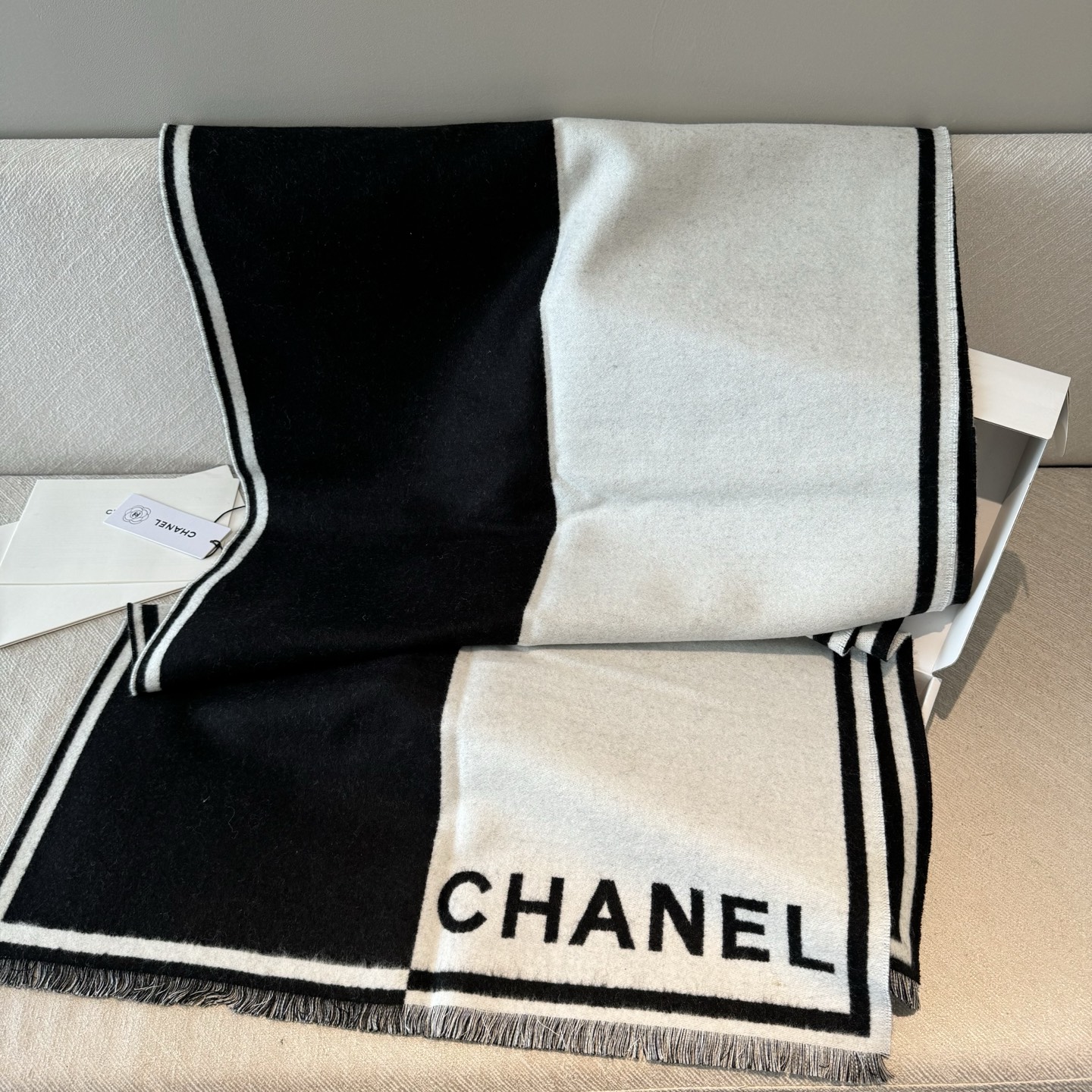 𝐂𝐇𝐀𝐍𝐄𝐋 香奈儿黑白对称双面大披肩 黑白超级经典配色 款式简单耐看 98%羊绒2%羊毛 手感柔软且温