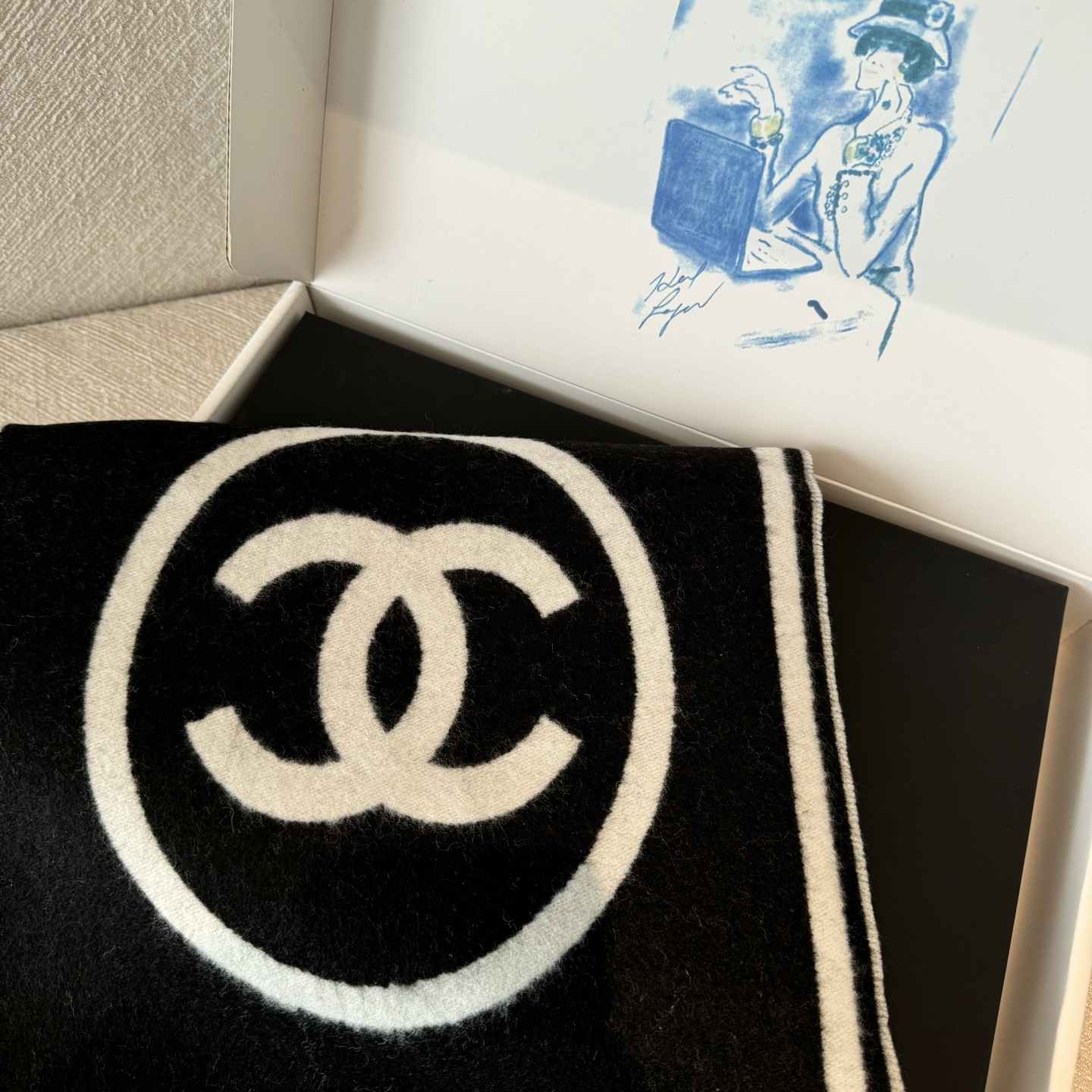 𝐂𝐇𝐀𝐍𝐄𝐋 香奈儿黑白对称双面大披肩 黑白超级经典配色 款式简单耐看 98%羊绒2%羊毛 手感柔软且温