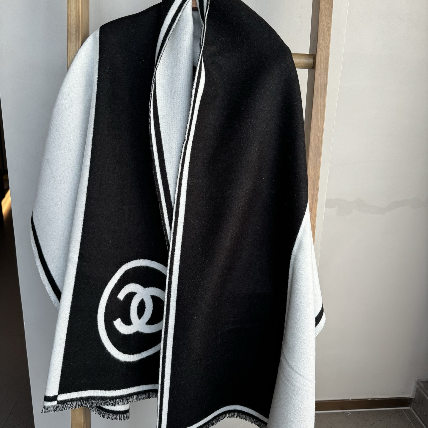 𝐂𝐇𝐀𝐍𝐄𝐋 香奈儿黑白对称双面大披肩 黑白超级经典配色 款式简单耐看 98%羊绒2%羊毛 手感柔软且温