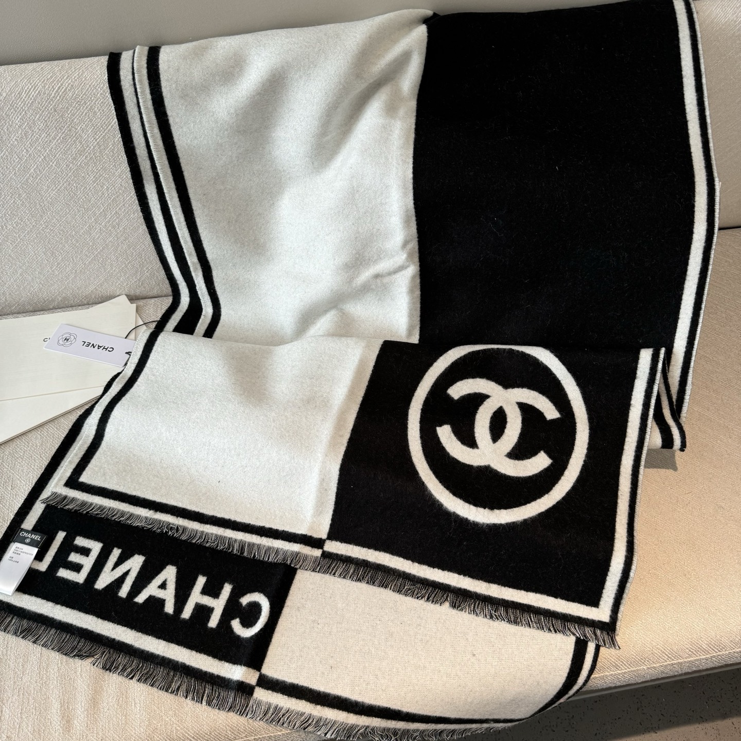 𝐂𝐇𝐀𝐍𝐄𝐋 香奈儿黑白对称双面大披肩 黑白超级经典配色 款式简单耐看 98%羊绒2%羊毛 手感柔软且温