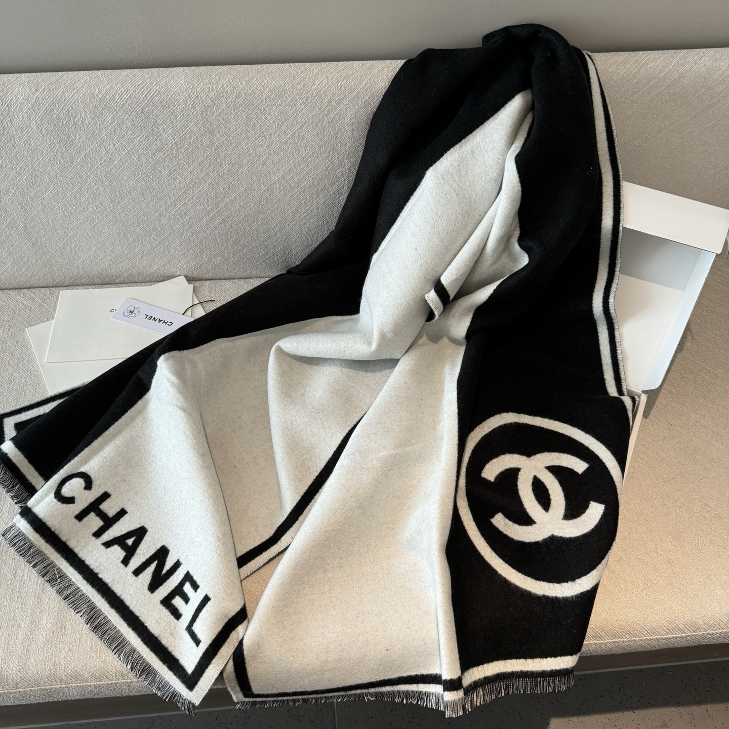 𝐂𝐇𝐀𝐍𝐄𝐋 香奈儿黑白对称双面大披肩 黑白超级经典配色 款式简单耐看 98%羊绒2%羊毛 手感柔软且温