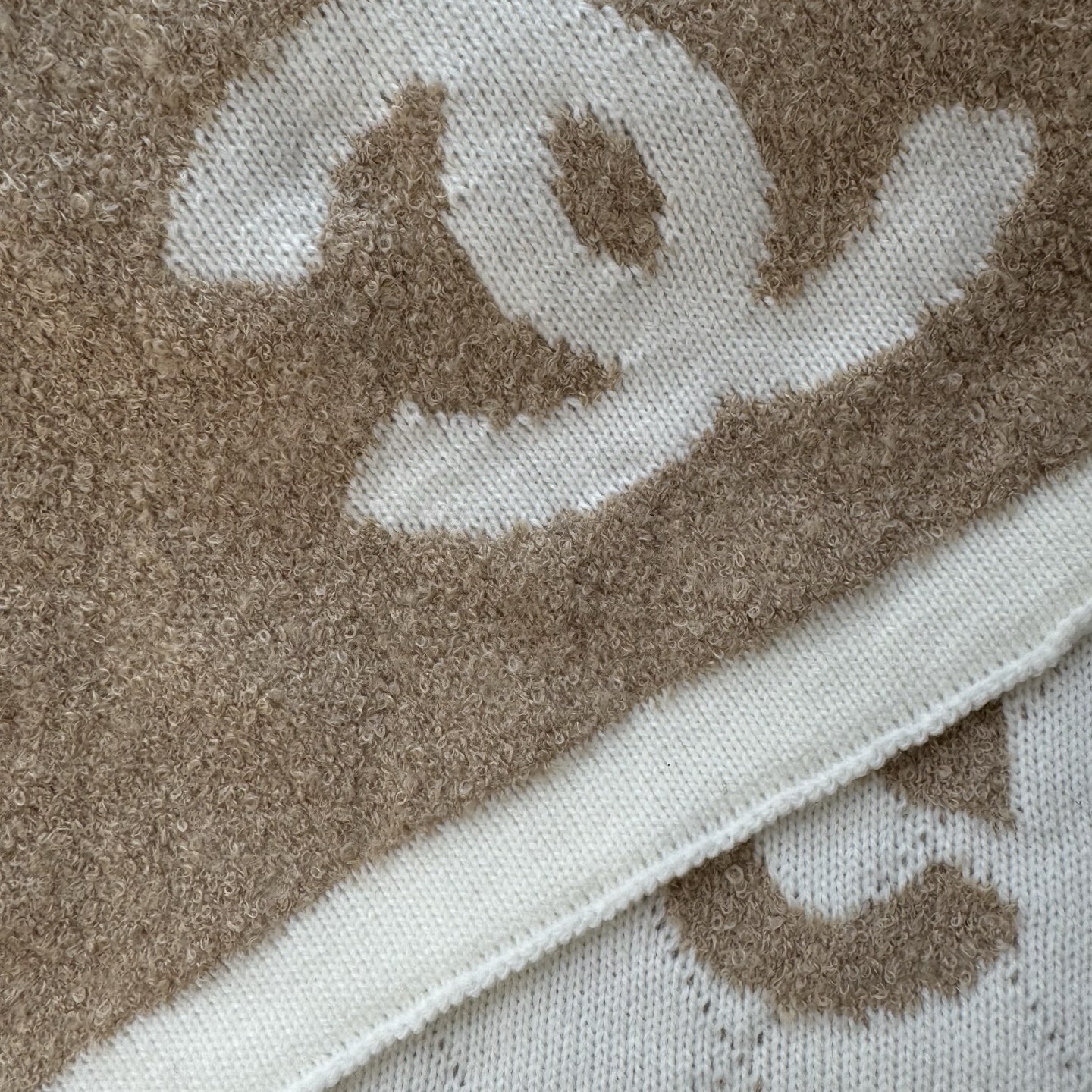 🆕 【▪Chanel · 香奈儿5号难得一见的针织单品，温柔配色，超级迷恋❗️气质低调恬静又不失优雅❗️