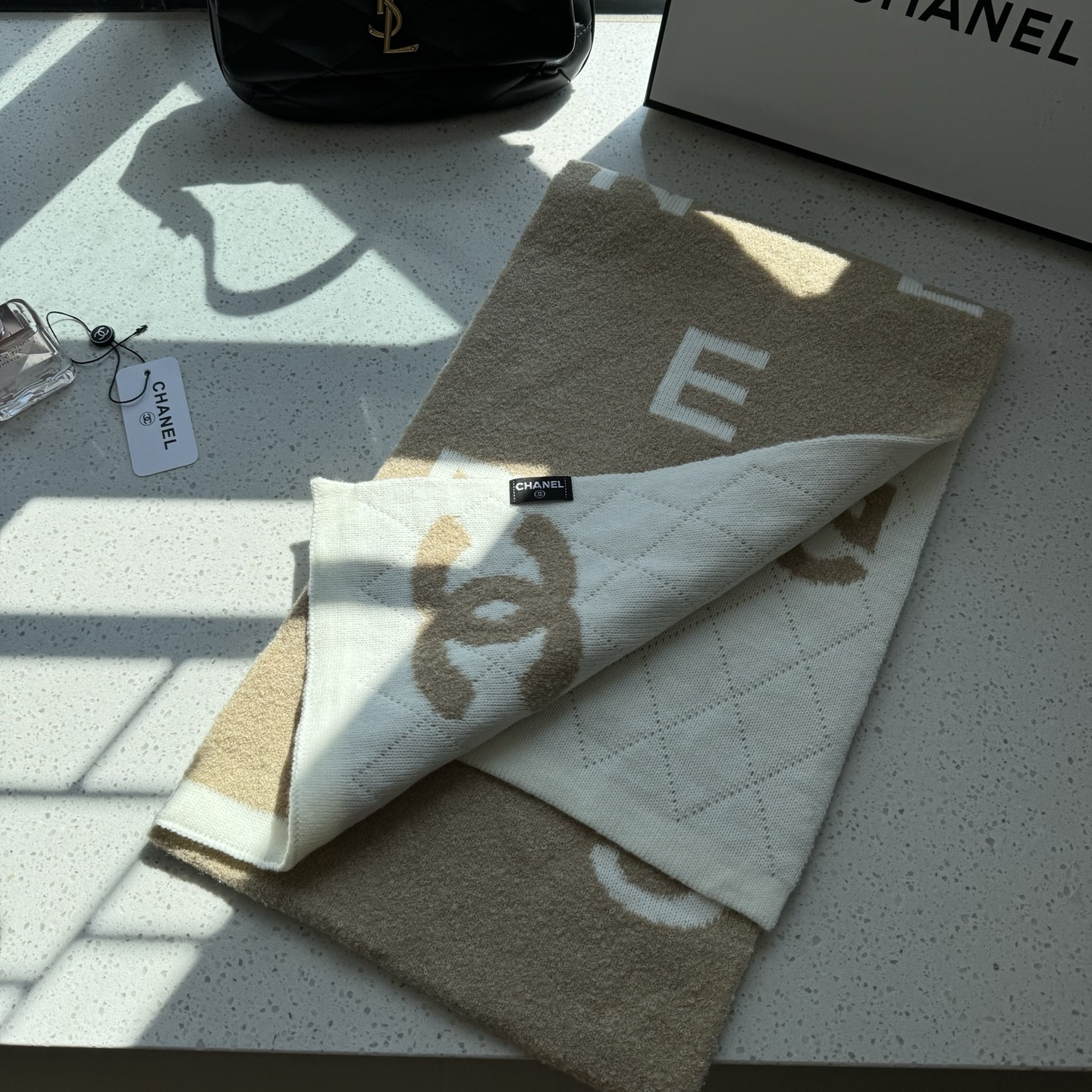 🆕 【▪Chanel · 香奈儿5号难得一见的针织单品，温柔配色，超级迷恋❗️气质低调恬静又不失优雅❗️