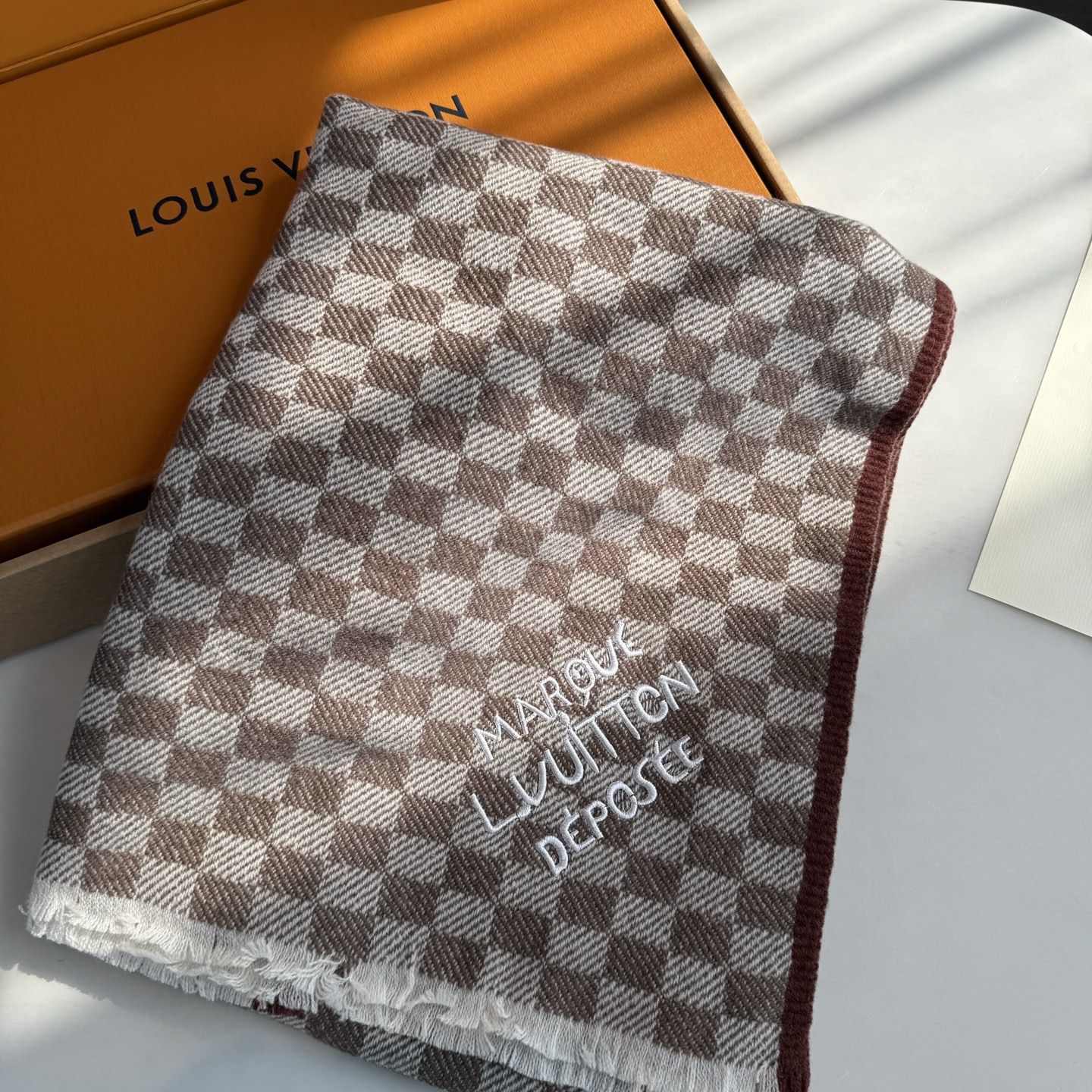 NO:619742,Embroidered LV Louis Vuitton~The best original [color-block checkerboard long scarf] high-end products are presented, unique and unprecedented pure cashmere. It feels so good that it is definitely a slow hand. The craftsmanship uses imported 300-count pure cashmere combined with colorful edges, which is very classy and low-key with a little luxury. Size 45*205cm Imported pure cashmere woven high version scarf, high version scarf, louis  vuitton,louis vuitton19860909刺绣 LV 路易斯威登～极品原单【拼色棋盘格长巾】高尖端产物重磅呈现 ,绝无仅有 史无前例 纯山羊绒 手感好到爆绝对又是一款手慢无 工艺上采用的是进口300支纯羊绒结合彩边点缀,非常显档次,低调中带着小奢华.尺寸45*205cm 进口纯羊绒织就高版本围巾,高版本围巾,louis vuitton,louis vuitton,scarf