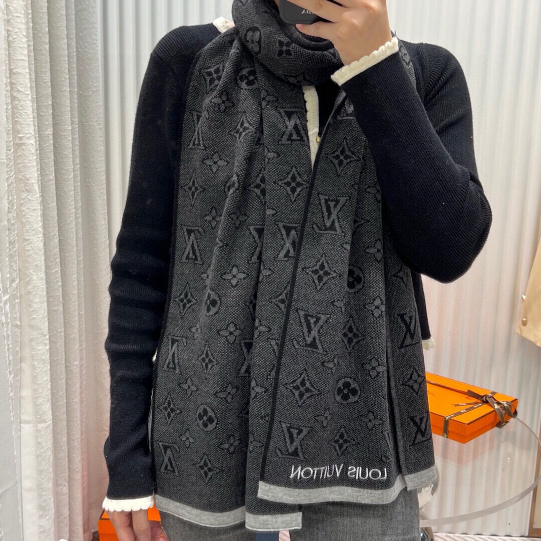 ✨✨Lv双面围巾❗好看的要疯掉了，太有型太有魅力了❗❗非常斯文时尚的秋冬单品！真的很喜欢，非常Class