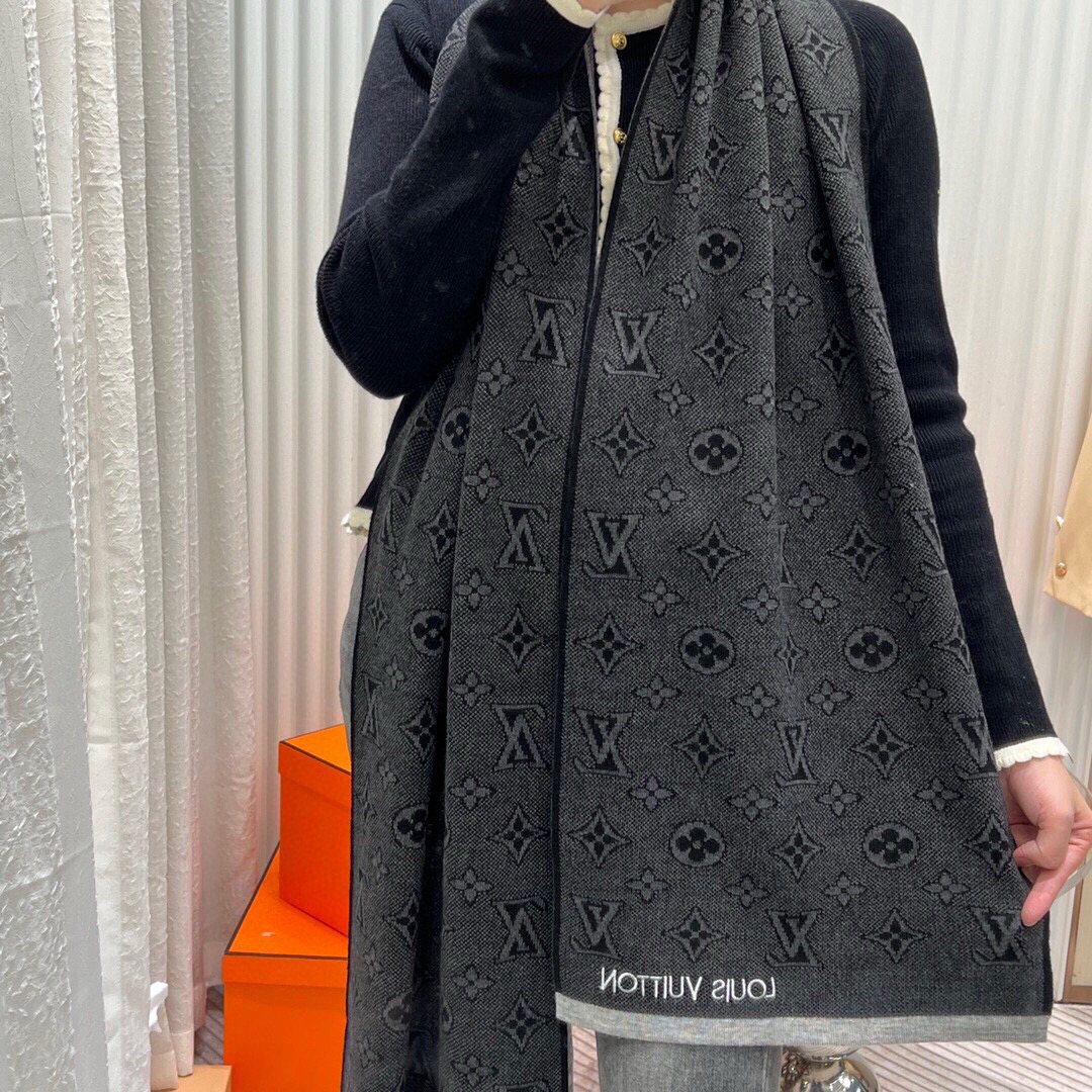 ✨✨Lv双面围巾❗好看的要疯掉了，太有型太有魅力了❗❗非常斯文时尚的秋冬单品！真的很喜欢，非常Class
