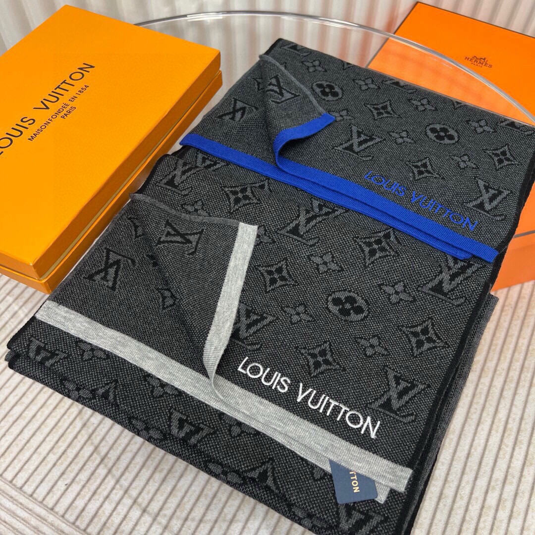 ✨✨Lv双面围巾❗好看的要疯掉了，太有型太有魅力了❗❗非常斯文时尚的秋冬单品！真的很喜欢，非常Class